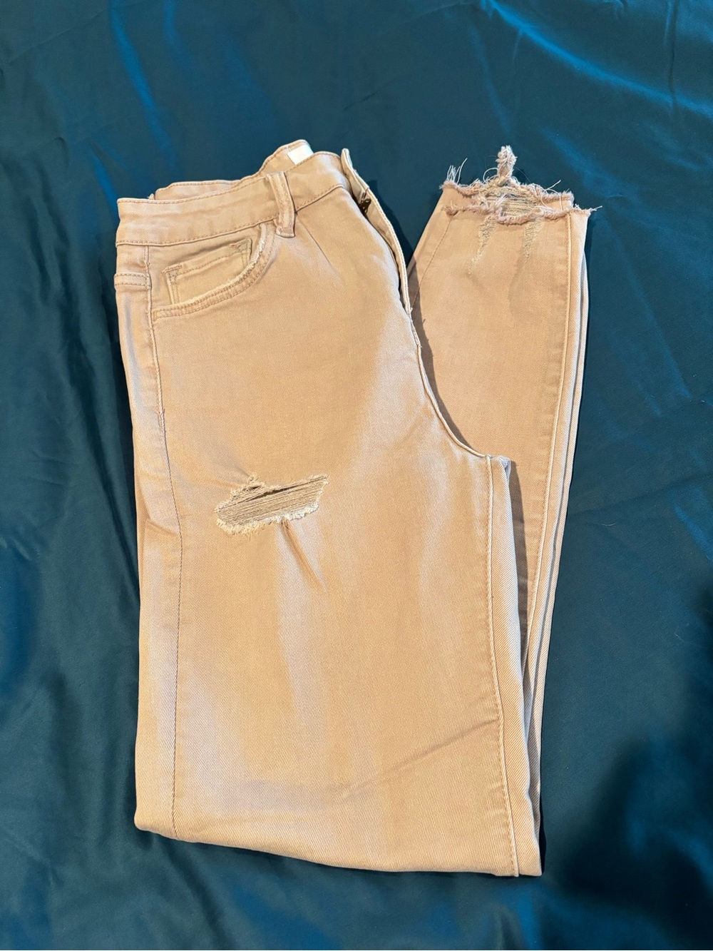 Vervet Slim Stretch Jeans in Beige - Distressing including Distressed Hem